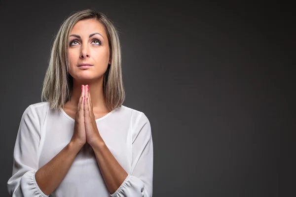 Modlící se mladá žena — Stock fotografie