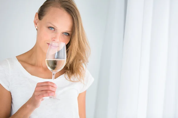 Linda jovem com um copo de vinho — Fotografia de Stock