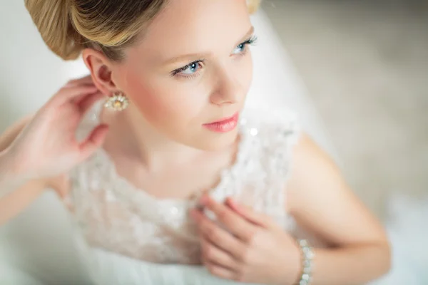 Mooie bruid met mode bruiloft hairstyle. Closeup portret — Stockfoto