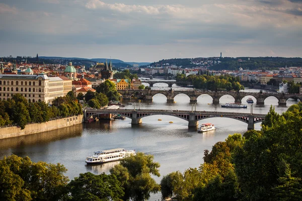 Prag med sin vackra broar över floden Vltava — Stockfoto