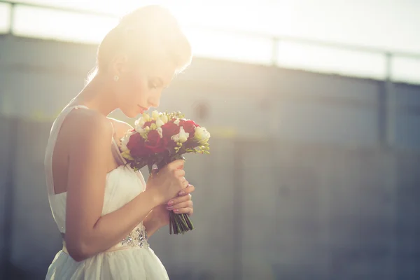 Prachtige bruid op haar trouwdag — Stockfoto
