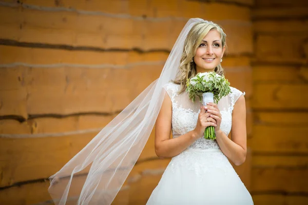 Nádherná nevěsta o svatebním dnu drží její krásné kytice — Stock fotografie