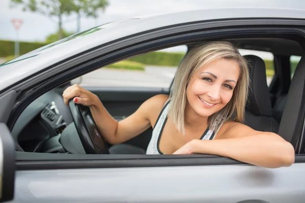 Donna che guida un'auto - guidatore femminile a una ruota di un'auto moderna , — Foto Stock