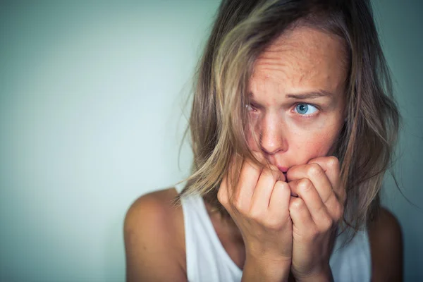 Giovane donna che soffre di una grave depressione, ansia / improvviso — Foto Stock