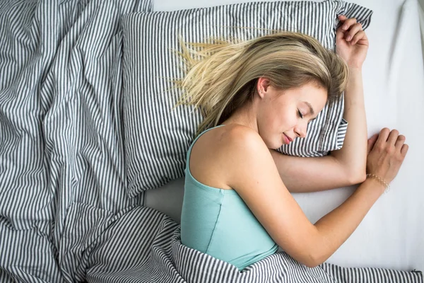 Hermosa mujer joven durmiendo en la cama —  Fotos de Stock