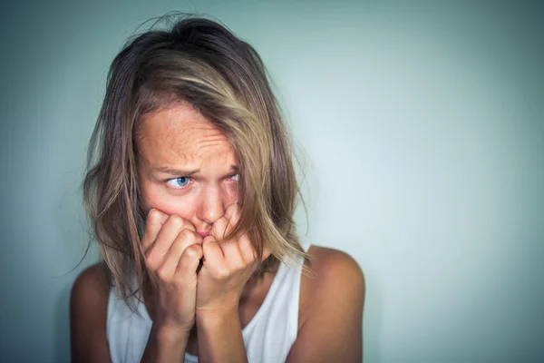 Mujer joven que sufre de una depresión severa, ansiedad / repentina — Foto de Stock