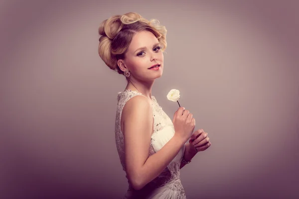 Gorgeous bride on her wedding day — Stock Photo, Image