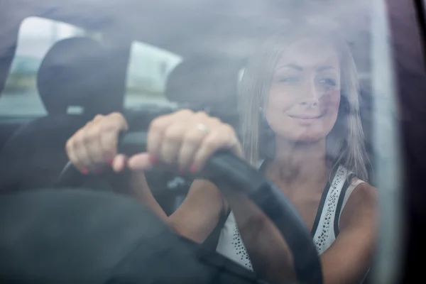 Femme conduisant une voiture - femme conduisant au volant d'une voiture moderne , — Photo