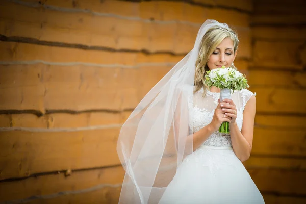 Gorgeous bride on her wedding day  holding her lovely bouquet — Stock Photo, Image