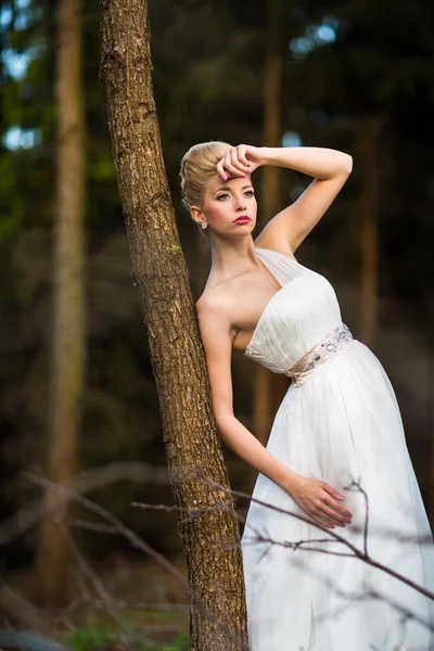 Preciosa novia en el día de su boda al aire libre en un bosque — Foto de Stock