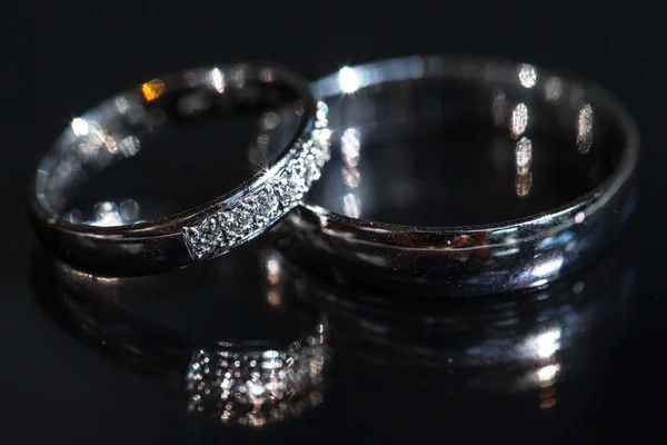 Detalles del día de la boda - dos preciosos anillos de bodas de oro a la espera de t — Foto de Stock