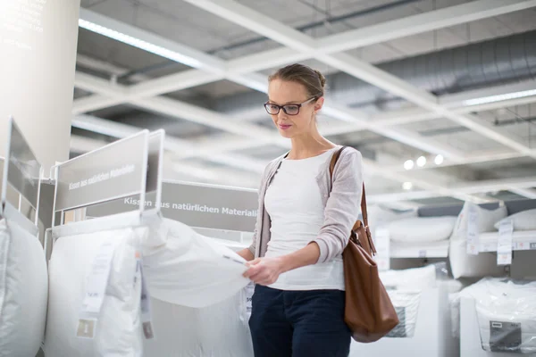 Prachtige bruid op haar trouwdag houden van haar mooie boeket — Stockfoto