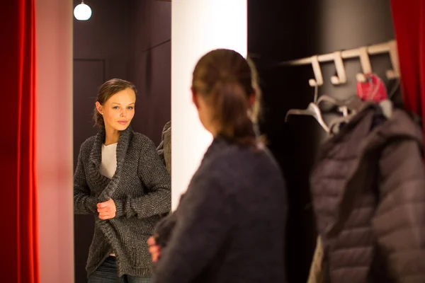 Młoda kobieta zakupy w sklepie z mody — Zdjęcie stockowe