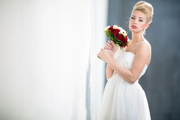 Wunderschöne Braut an ihrem Hochzeitstag — Stockfoto