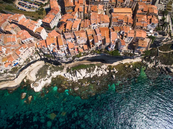 Veduta aerea del centro storico di Bonifacio, la scogliera calcarea — Foto Stock