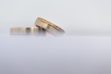 Düğün günü detayları - iki güzel altın alyans 