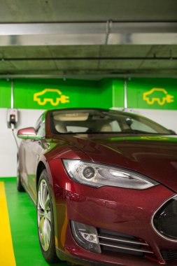 Bir yer altı otoparkı şarj bir noktada elektrikli otomobil 