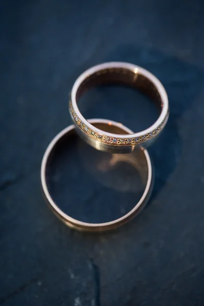 Детали дня свадьбы - два прекрасных золотых обручальных кольца — стоковое фото