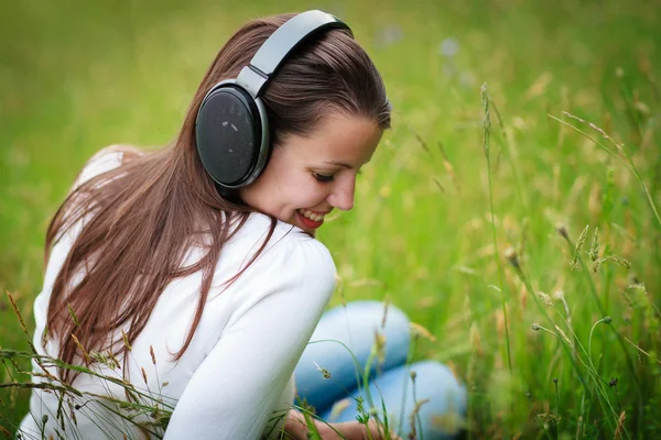 Porträtt av en ganska ung kvinna som lyssnar på musik — Stockfoto