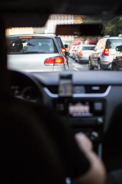 車の行と市内の交通渋滞 — ストック写真