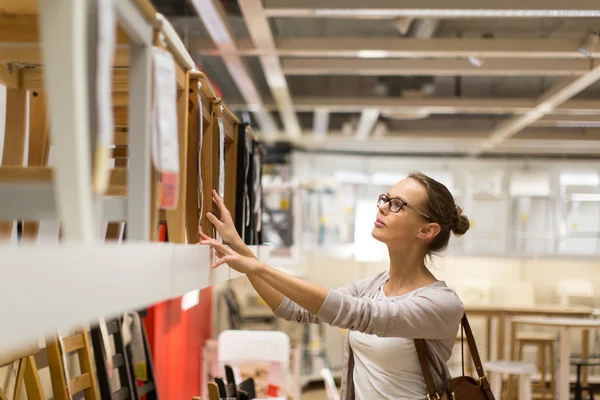 Vacker, ung kvinna att välja rätt möbler — Stockfoto