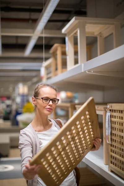 Vacker, ung kvinna att välja rätt möbler — Stockfoto