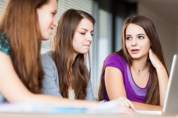 Jonge mooie vrouwelijke college student zitten in een klas — Stockfoto