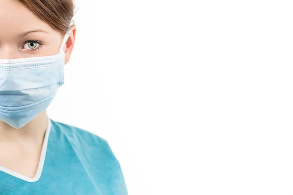 Portrait d'une femme médecin / chirurgienne sur fond blanc — Photo