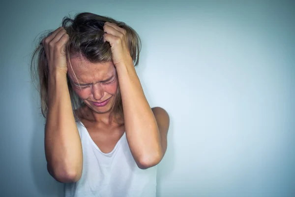 Ung kvinna lider av en svår depression, ångest/plötslig — Stockfoto