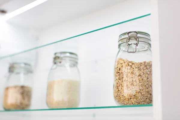 Avena in un barattolo in una cucina moderna — Foto Stock