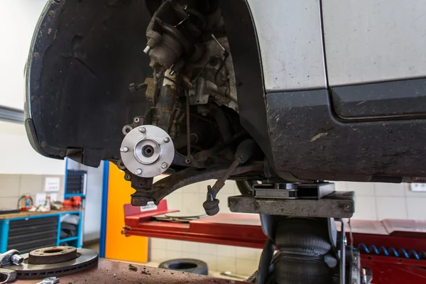 All'interno di un garage - cambio ruote / pneumatici — Foto Stock