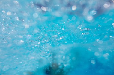 Güzel su dalgaları - temiz mavi suya su sıçrattı, temiz filtrelenmiş su içilmeye hazır