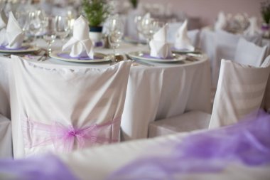 Güzel bir düğün yeri - düğün resepsiyon odası, masalar ve hazır