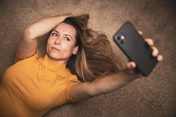 Feliz Mujer Mediana Edad Tomando Selfie Con Teléfono Inteligente Casa —  Fotos de Stock