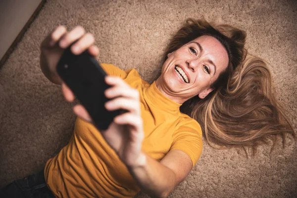 Feliz Mujer Mediana Edad Tomando Selfie Con Teléfono Inteligente Casa —  Fotos de Stock