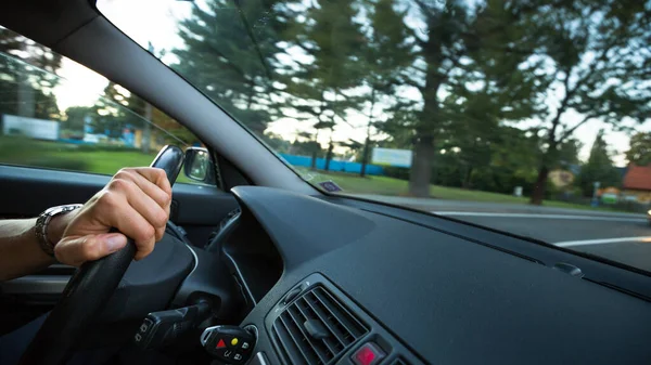 Bir Arabanın Tekerindeki Bir Sürücünün Elleri Hareket Bulanık Görüntü — Stok fotoğraf