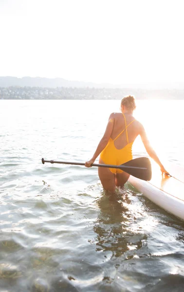 Sup Stand Paddle Board Concept Guapa Mujer Joven Paddle Boarding — Foto de Stock