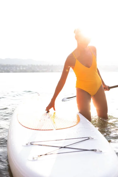 Sup Stand Paddle Board Concept Guapa Mujer Joven Paddle Boarding —  Fotos de Stock