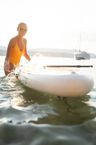 Sup Stand Paddle Board Concept Guapa Mujer Joven Paddle Boarding — Foto de Stock