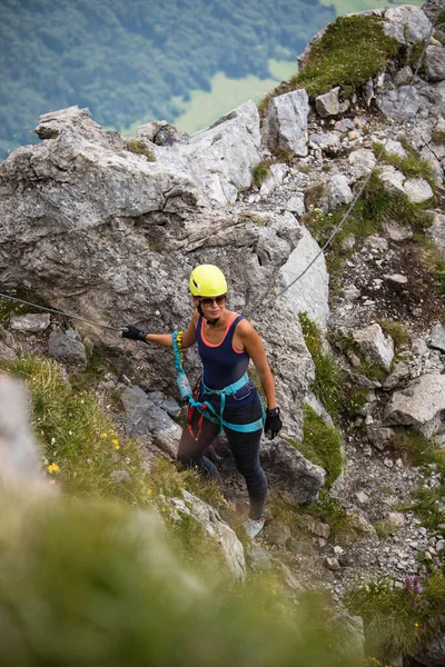 Ferrata Üzerinden Sviçre Alplerinde Kayaya Tırmanan Güzel Bir Bayan Tırmanıcı — Stok fotoğraf