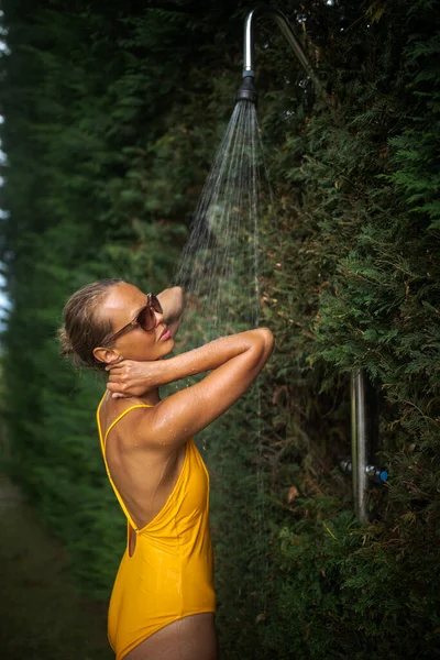 Beautiful Young Woman Taking Shower Outdoors Attractive Young Woman Yellow — Stock Photo, Image