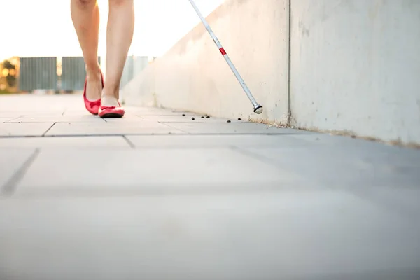 Mujer Ciega Caminando Por Las Calles Ciudad Usando Bastón Blanco —  Fotos de Stock