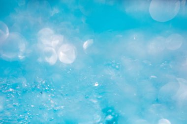 Güzel su dalgaları - temiz mavi suya su sıçrattı, temiz filtrelenmiş su içilmeye hazır