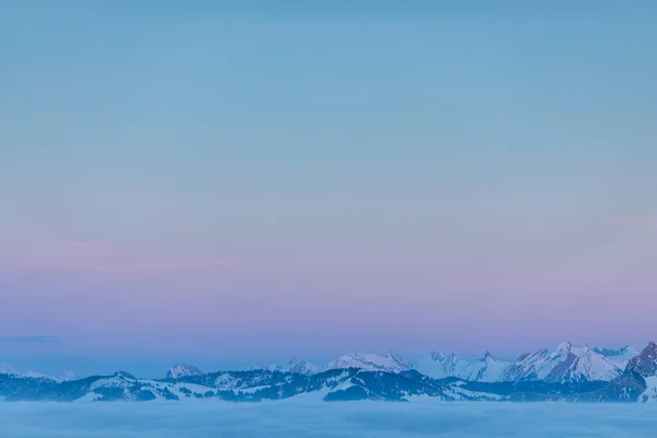 素晴らしいラインの風景です 霧と美しい夜の光を持つ高い山 — ストック写真