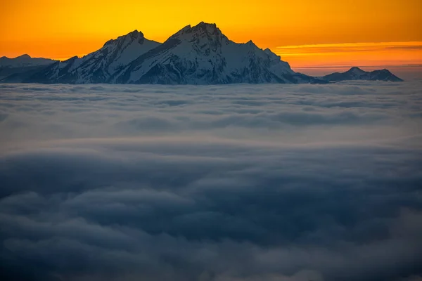 Prachtige Apline Landschap Hoge Bergen Met Mist Heerlijk Avondlicht — Stockfoto