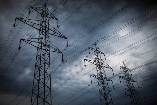 Hoogspanningsleidingen Elektriciteitsdistributiestation Hoogspanning Elektrische Transmissietoren Landschap — Stockfoto