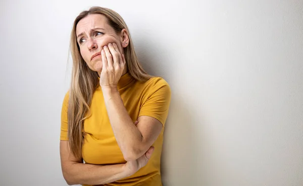 Frau Mittleren Alters Berührt Wange Mund Mit Schmerzhaftem Gesichtsausdruck Wegen — Stockfoto