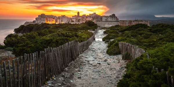 Puesta Sol Tormenta Sobre Casco Antiguo Bonifacio Acantilado Piedra Caliza —  Fotos de Stock