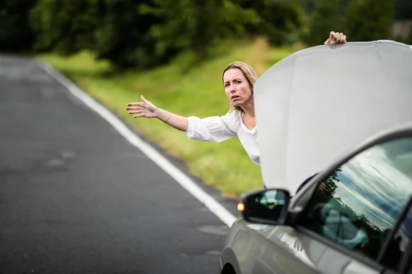 車のトラブルを抱えているかなり中世の女性 道路の側面に車を故障させ 支援のために保険会社を呼び出します — ストック写真
