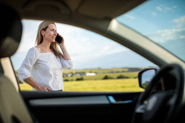 Mulher Muito Meia Idade Volante Seu Carro Tendo Uma Pausa — Fotografia de Stock